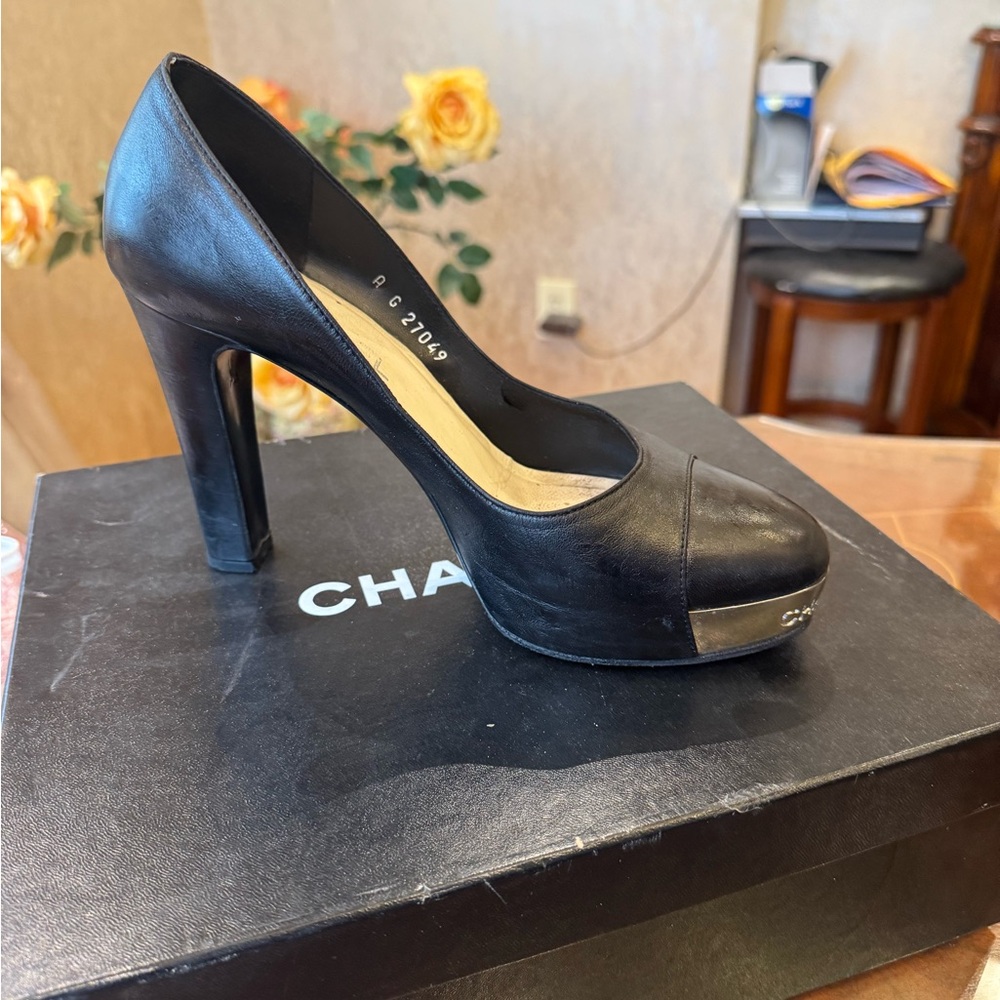 Authentic CHANEL leather logo metal plate platform pump
EU 39.5 USA Sz 9.5